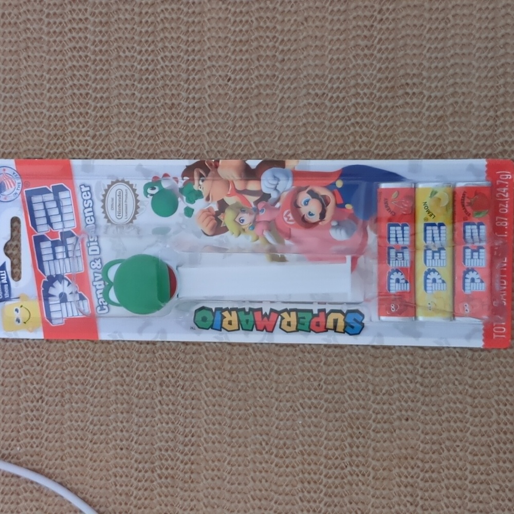 Pez Dispenser Yoshi w/ candy New